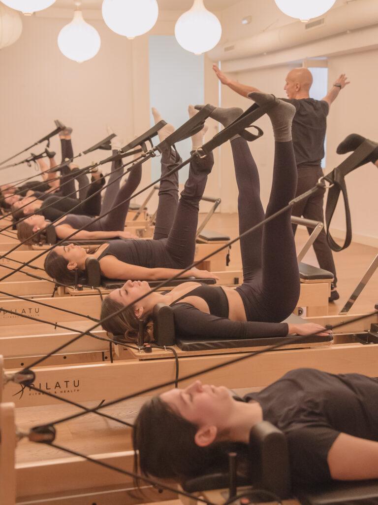 Detalle de clase de pilates reformer con instructor en Pinar Pilates
