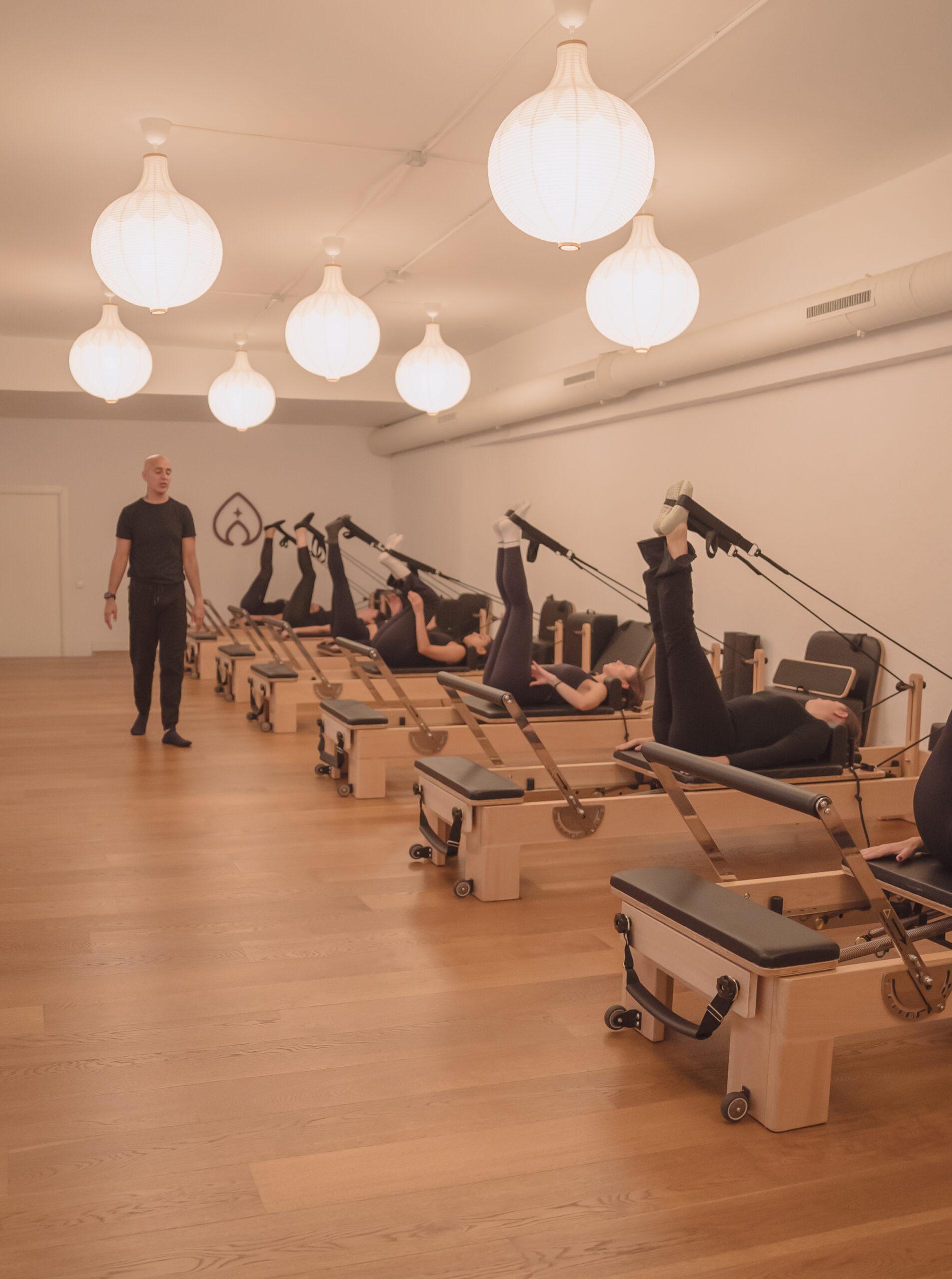 Instructor dirigiendo clase de pilates reformer en Pinar Pilates