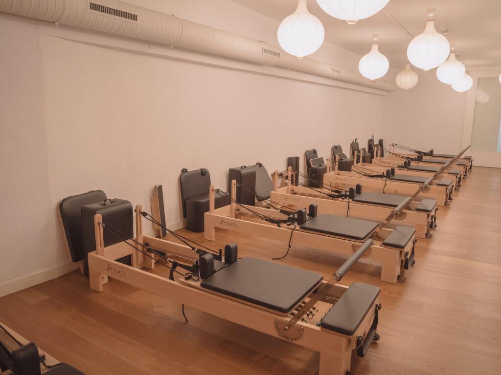 Sala de máquinas reformer completa en Pinar Pilates Barrio de Salamanca