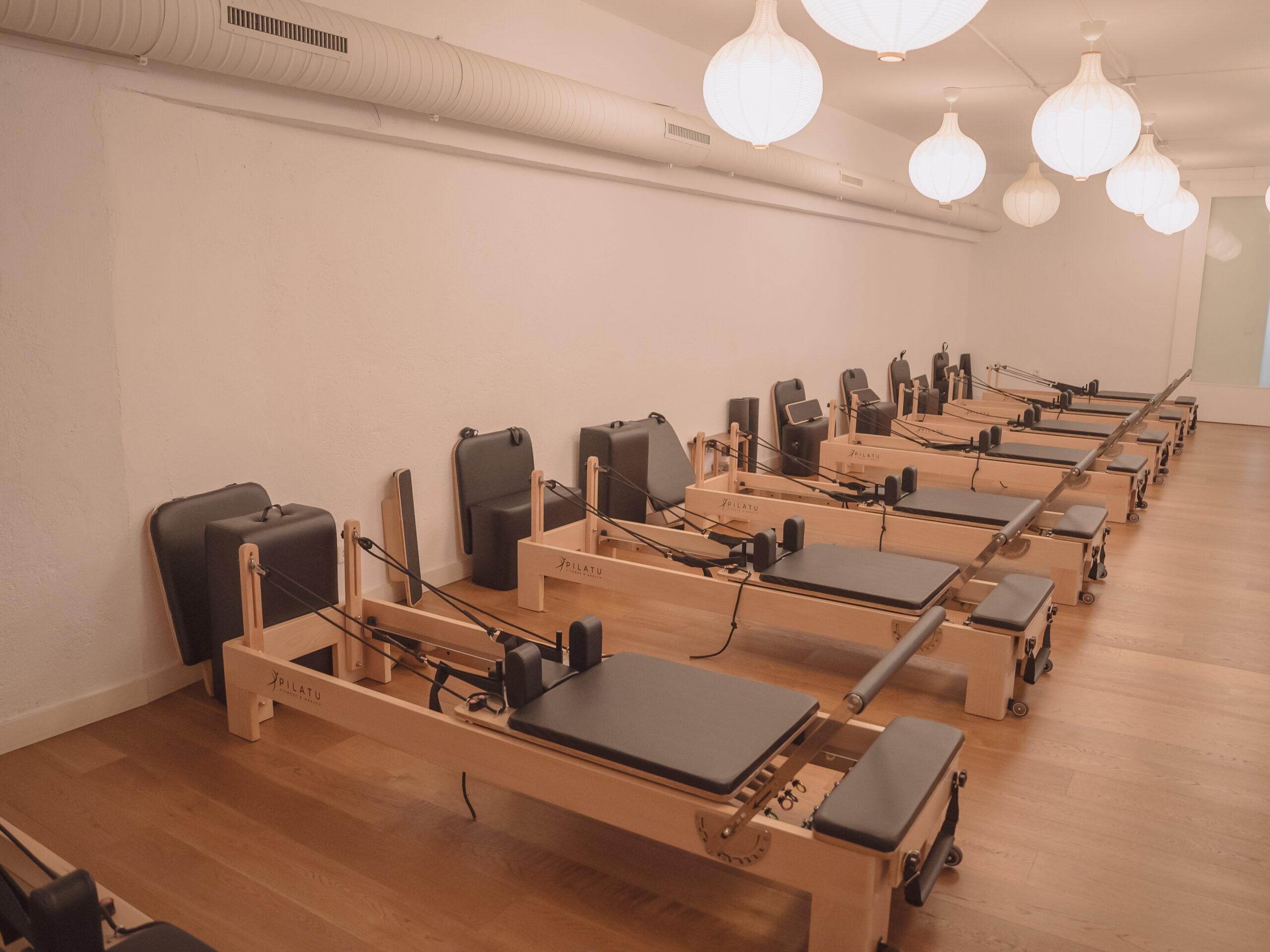 Sala de máquinas reformer completa en Pinar Pilates Barrio de Salamanca