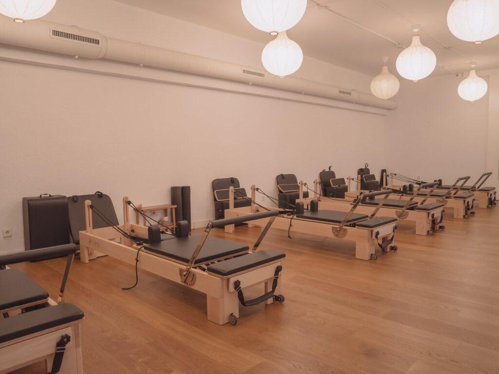 Sala de pilates reformer de Pinar Pilates en Madrid preparada para las clases de septiembre