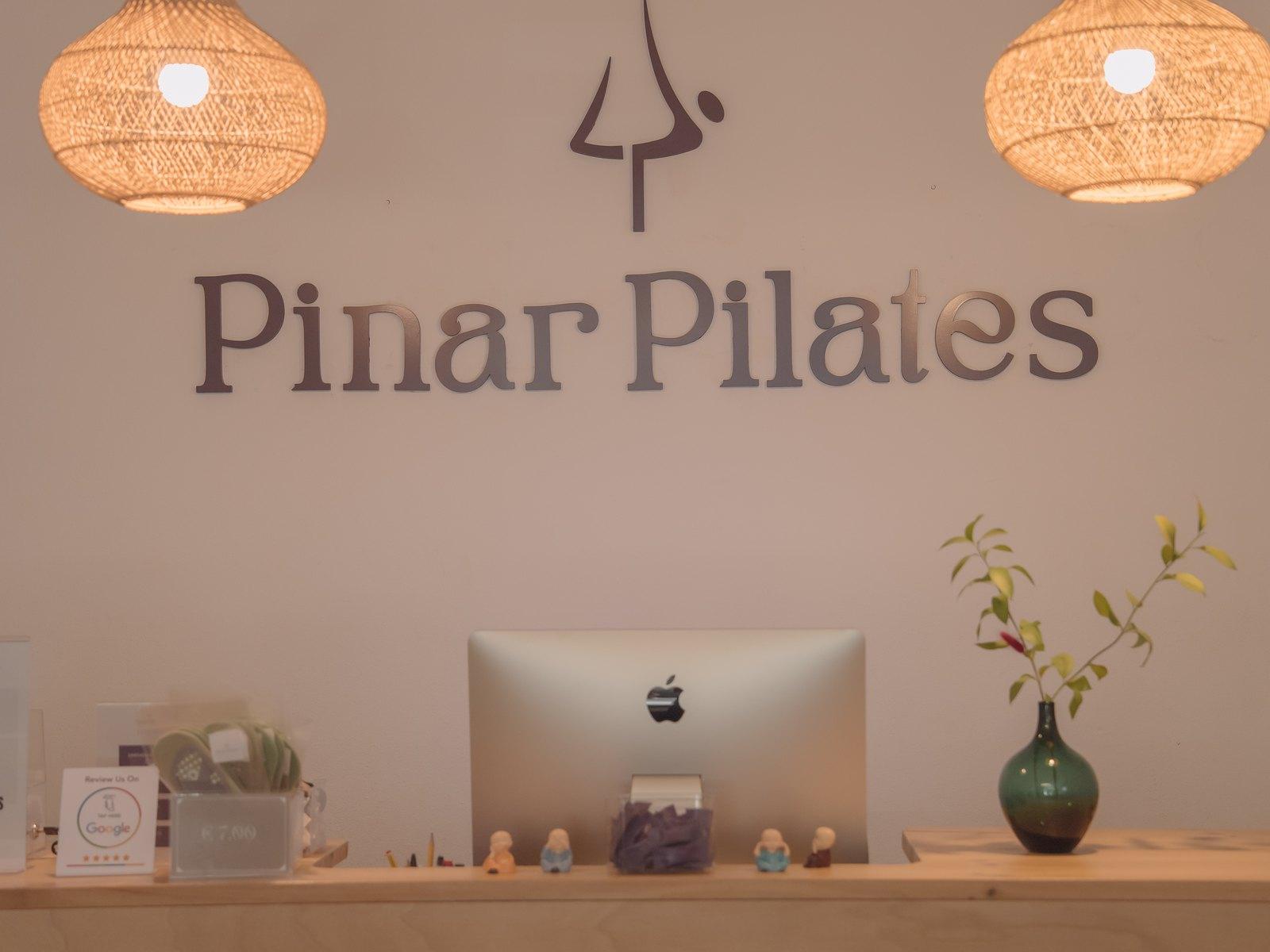 Recepción de Pinar Pilates en Madrid, donde se contratan bonos y mensualidades