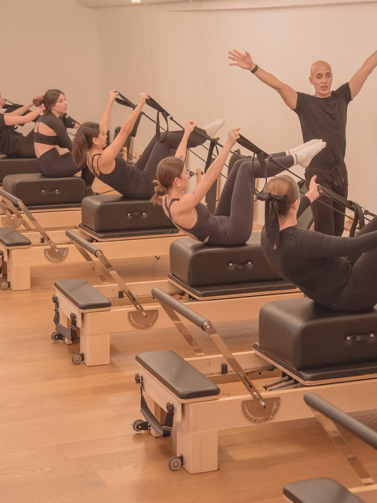Clase de pilates reformer por niveles en Pinar Pilates Madrid