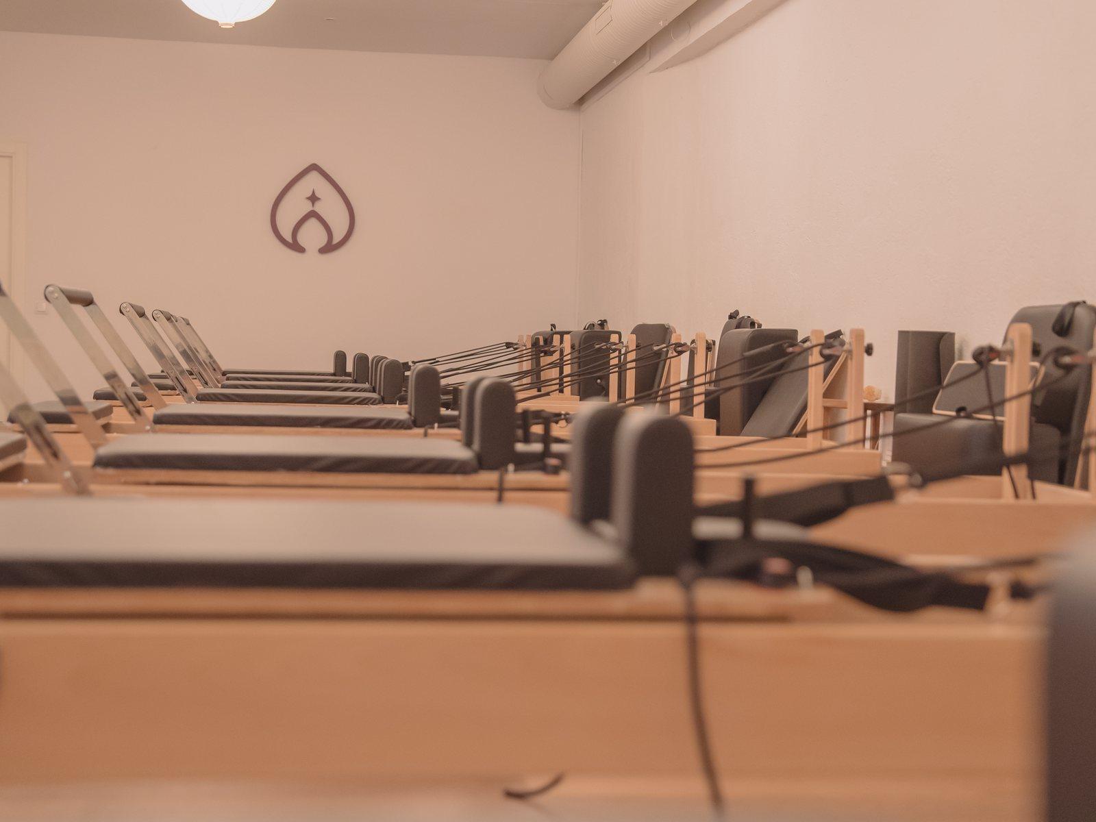 Máquinas reformer alineadas en el estudio Pinar Pilates de Madrid