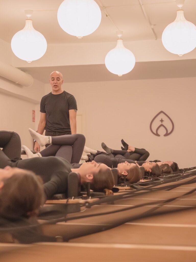 Clase de pilates reformer en grupo reducido de 8 personas en Madrid