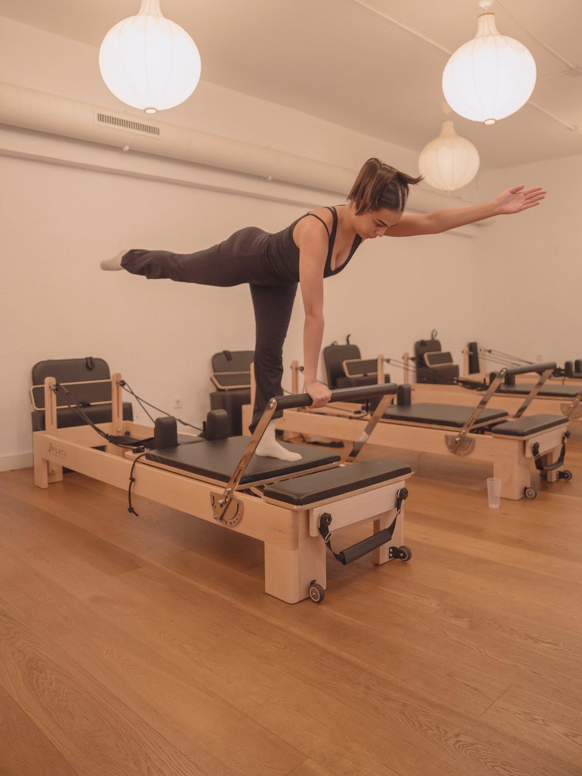 Corrección presencial del instructor sobre el reformer en Madrid