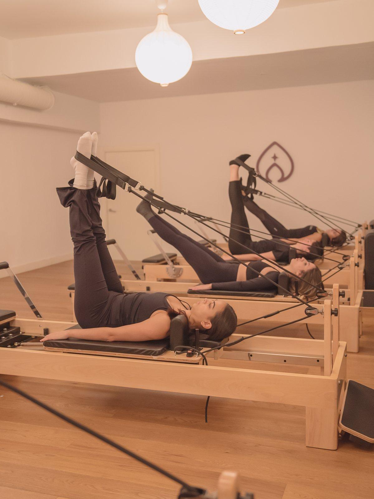 Sesión de pilates reformer con trabajo de respiración en Madrid
