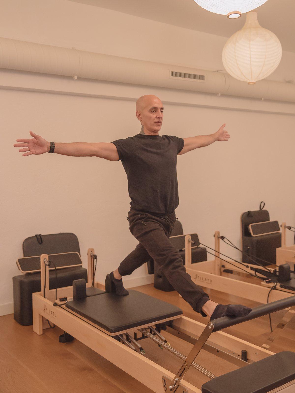 Ejercicio de pie sobre el reformer trabajando la postura, Madrid