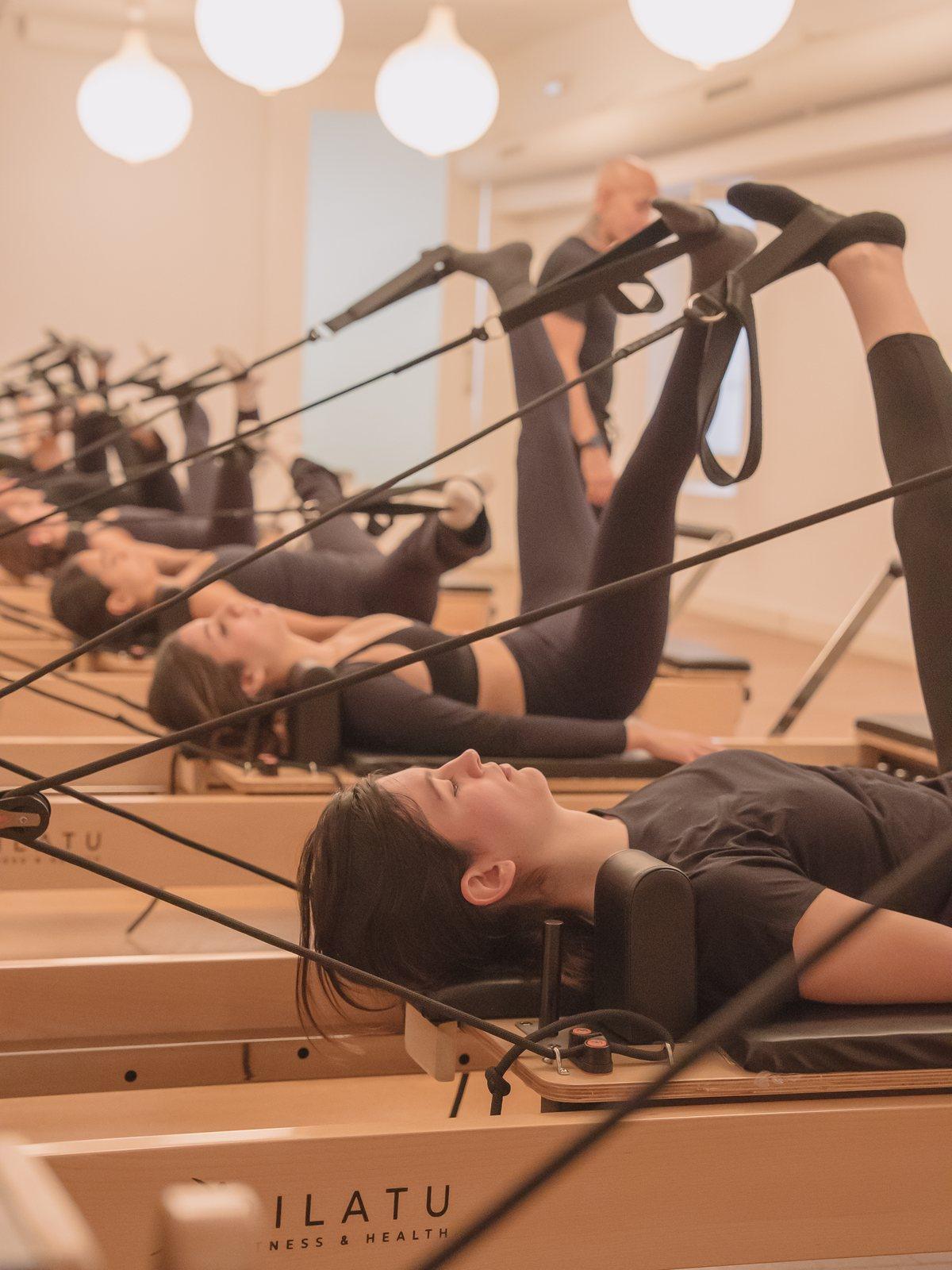 Trabajo de brazos con correas en el reformer, Pinar Pilates Madrid