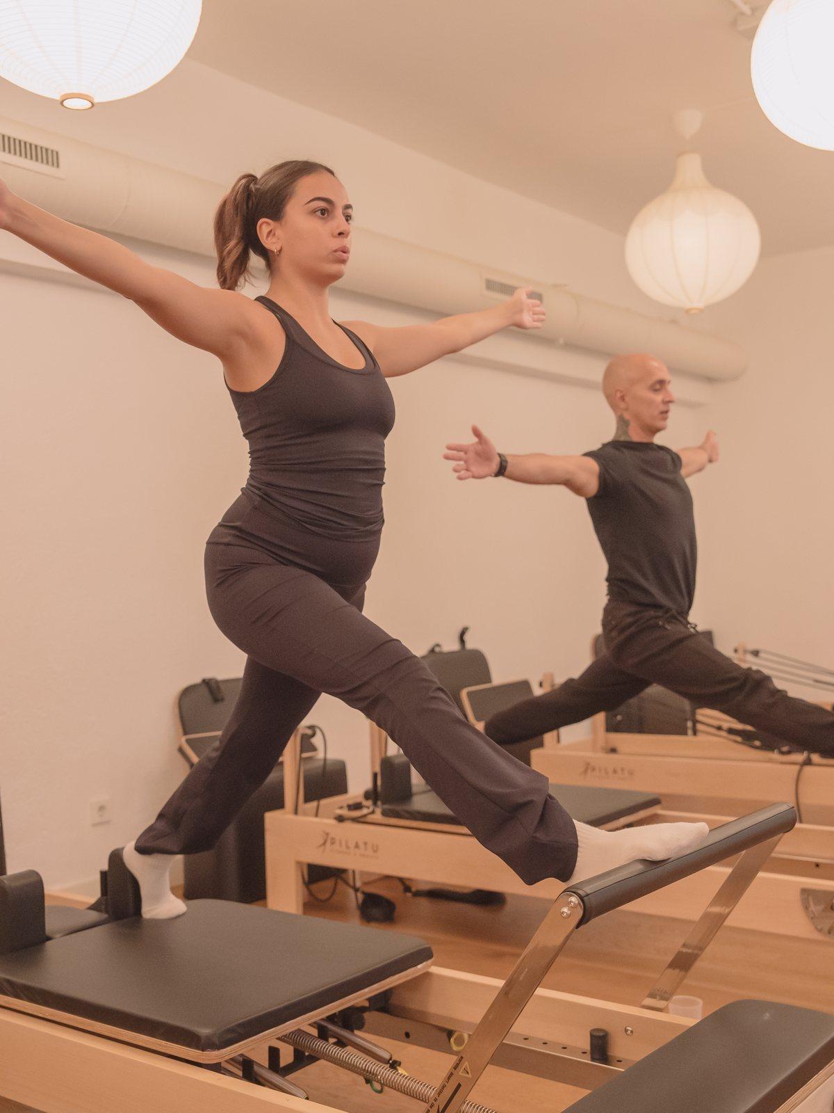 Ejercicio supervisado sobre el reformer en Pinar Pilates Madrid