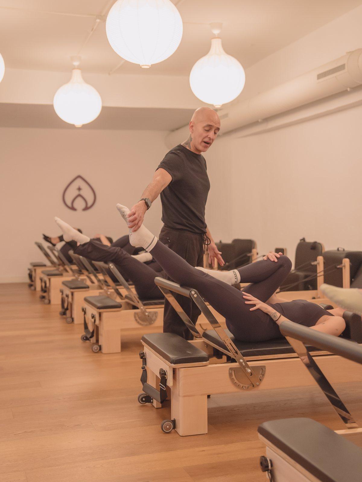 Clase de pilates reformer en grupo reducido en Pinar Pilates Madrid