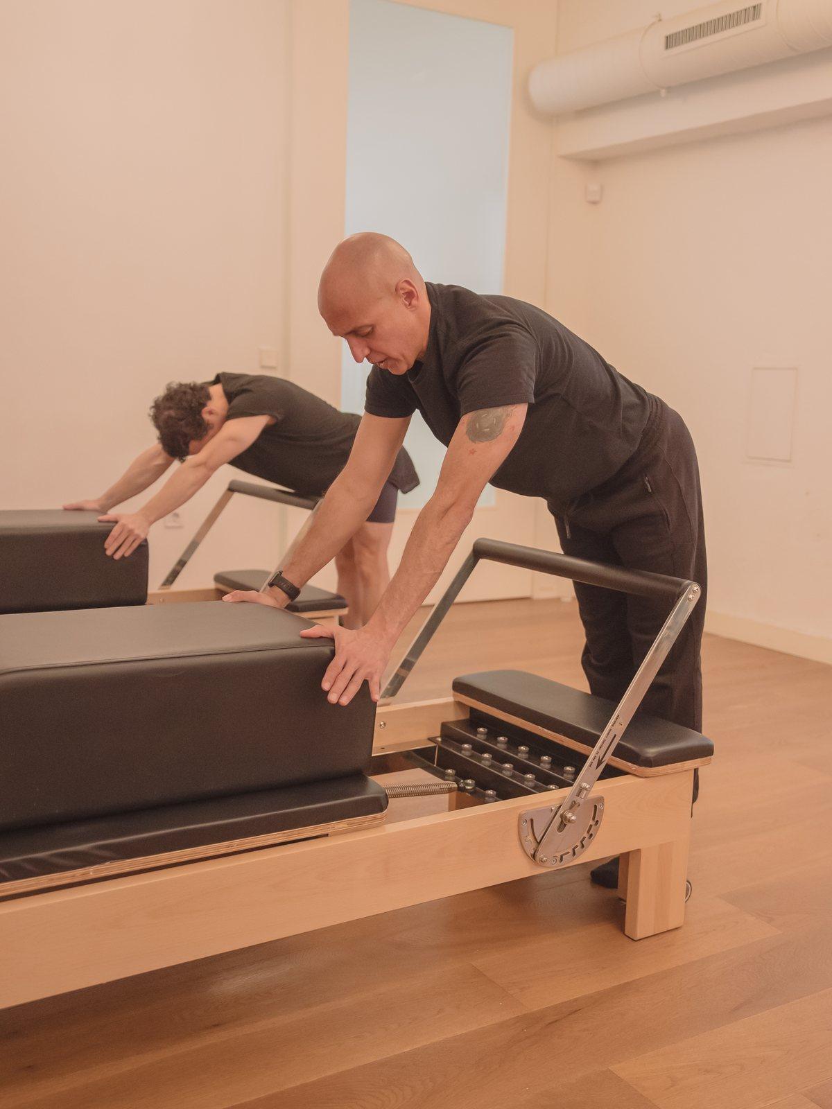 Trabajo de hombro guiado sobre el reformer en Pinar Pilates Madrid