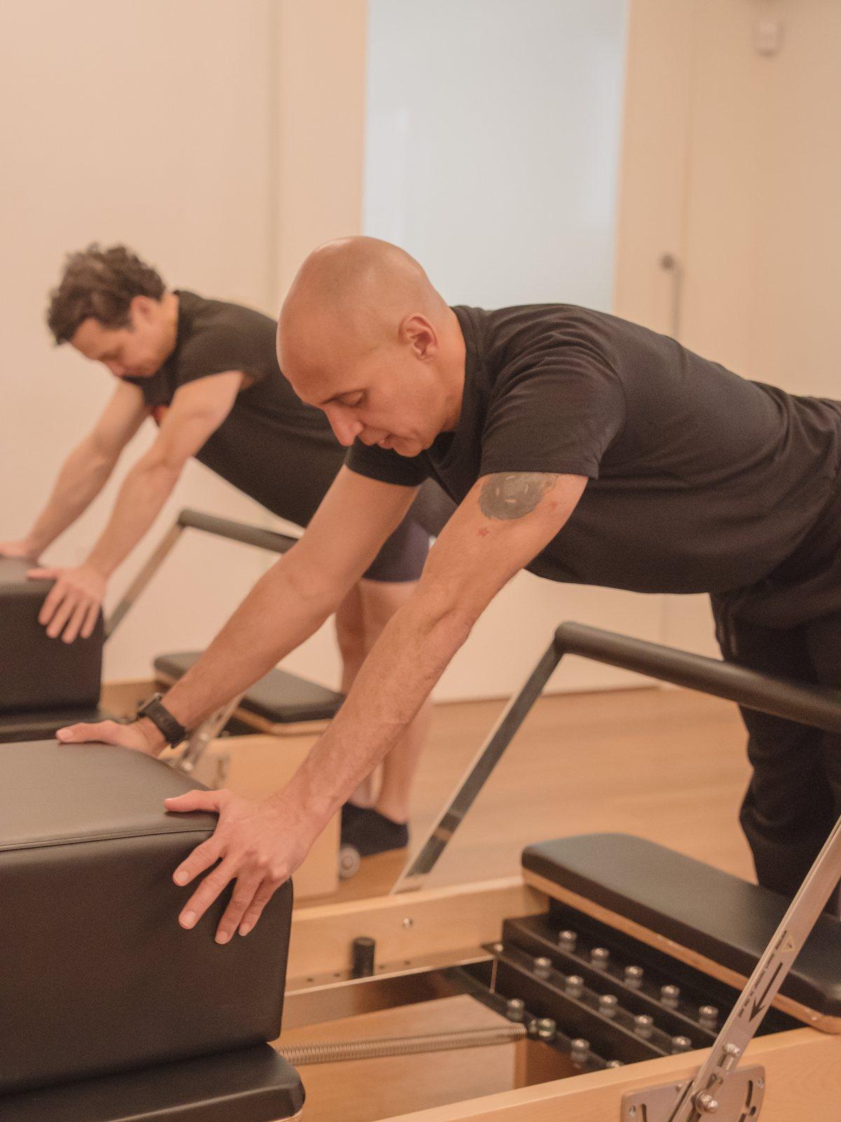 Instructor guiando un ejercicio suave de reformer en Pinar Pilates Madrid