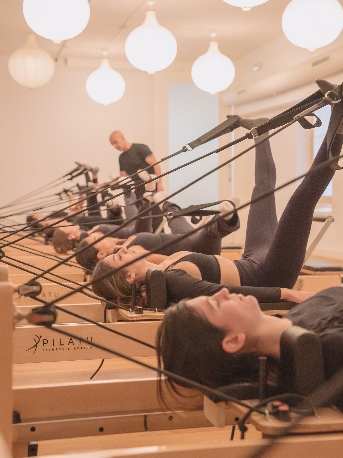 Estiramiento guiado sobre el reformer en Pinar Pilates Madrid