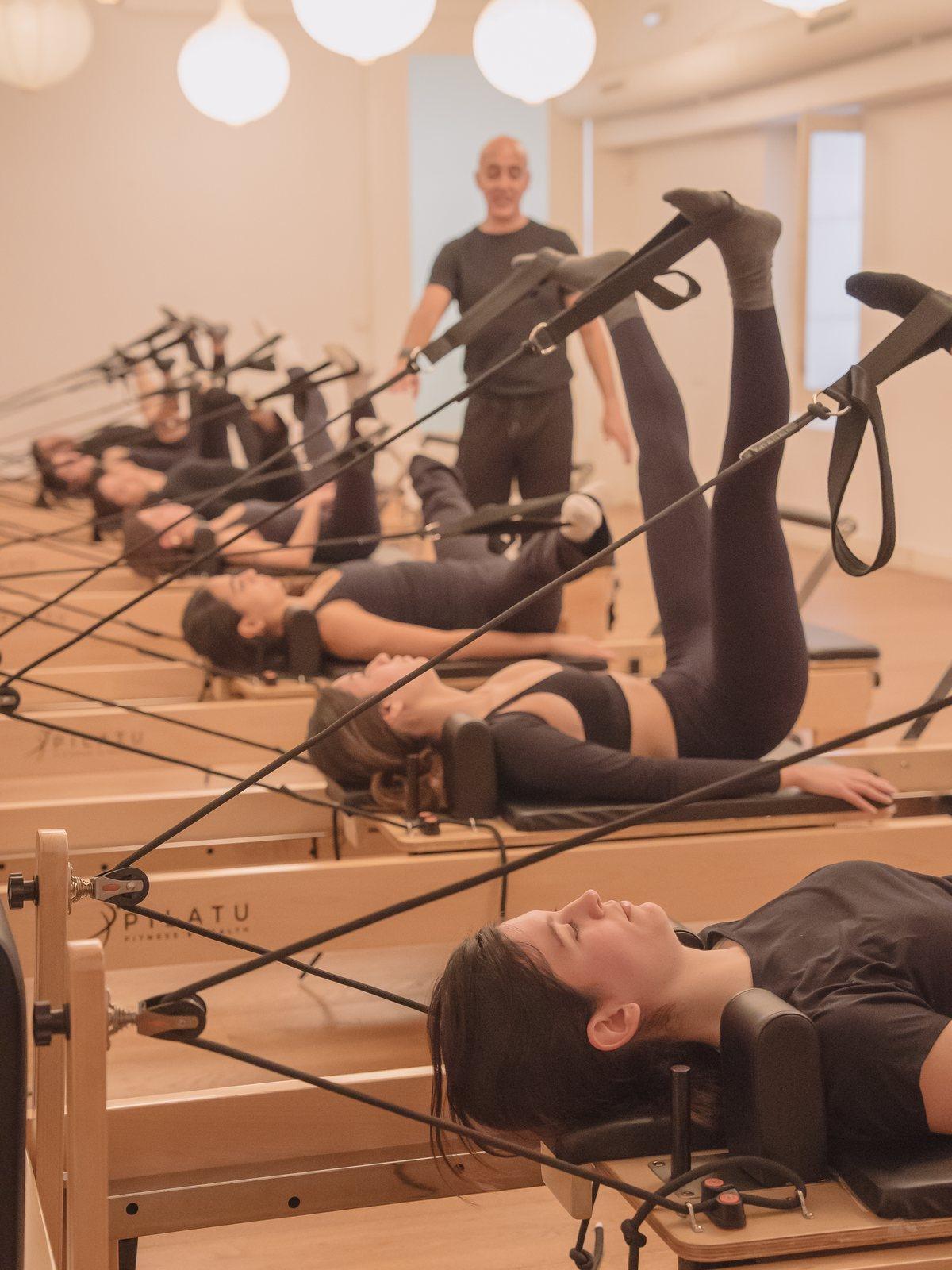 Trabajo de piernas con correas en el reformer, Pinar Pilates Madrid