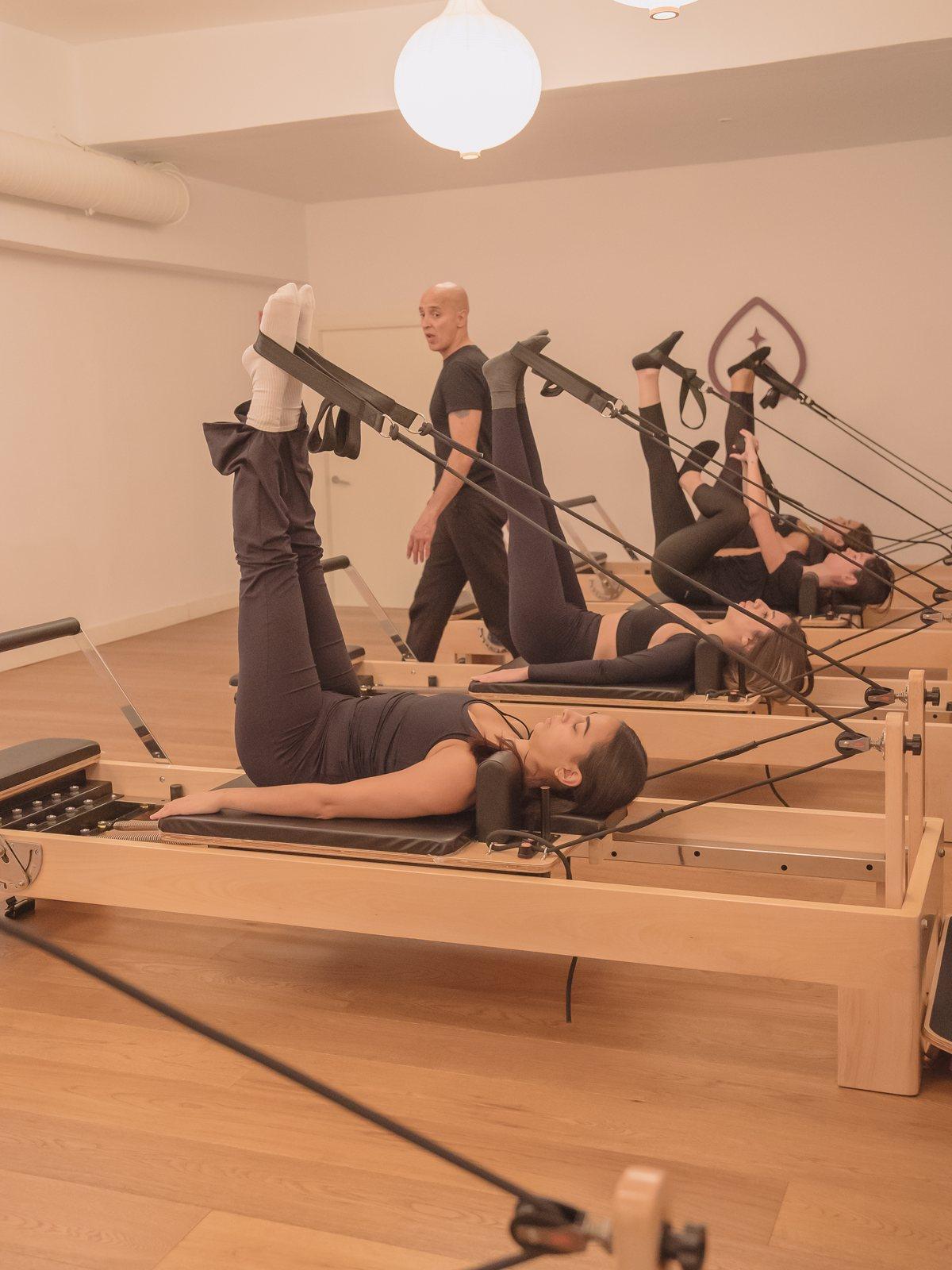 Clase de pilates reformer en grupo reducido en Pinar Pilates Madrid