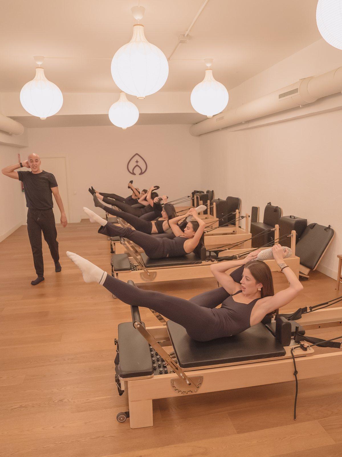 Dos alumnas entrenando juntas en la clase de reformer, Pinar Pilates Madrid