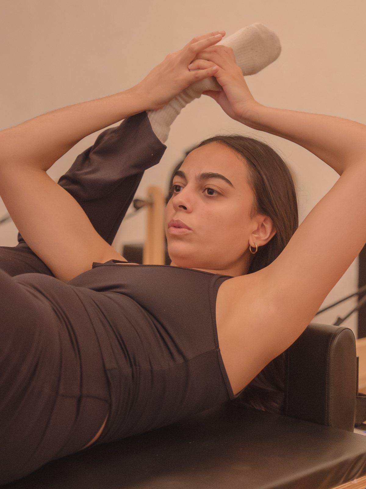 Ejercicio de control abdominal sobre el reformer, Pinar Pilates Madrid