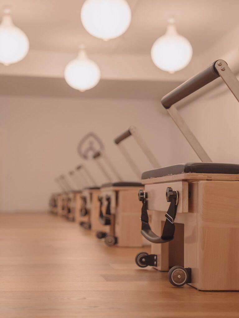 Sala de máquinas reformer de Pinar Pilates en el Barrio de Salamanca, Madrid