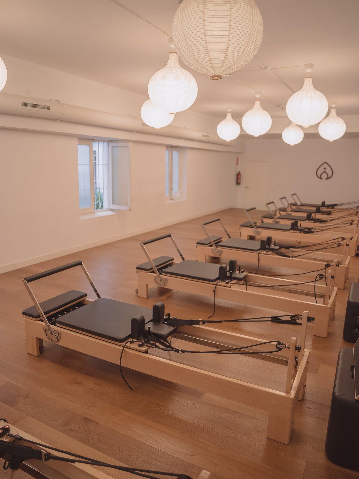 Sala del estudio de pilates reformer Pinar Pilates en el Barrio de Salamanca