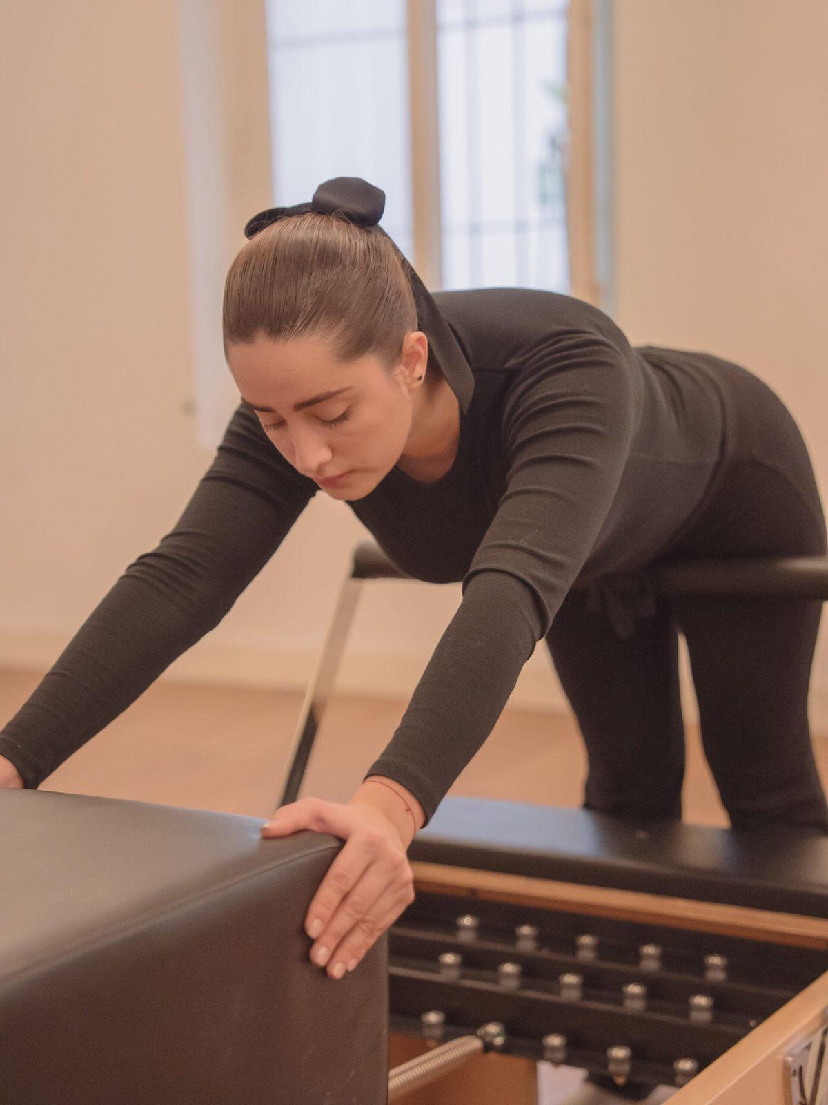Ejercicio con apoyo de manos en una clase de Pinar Pilates