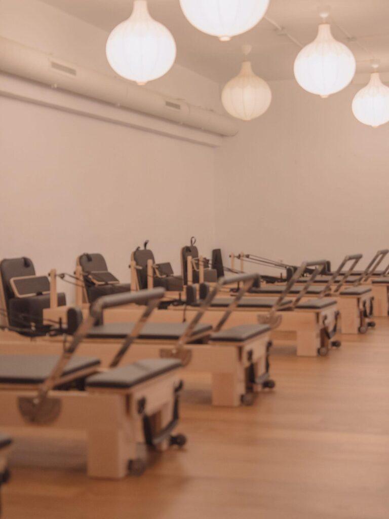 Sala de reformers de Pinar Pilates, junto a María de Molina