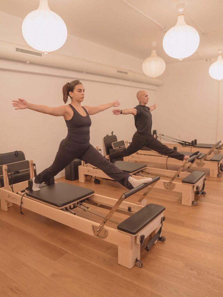 Ejercicio de pie sobre el reformer en una clase de Pinar Pilates
