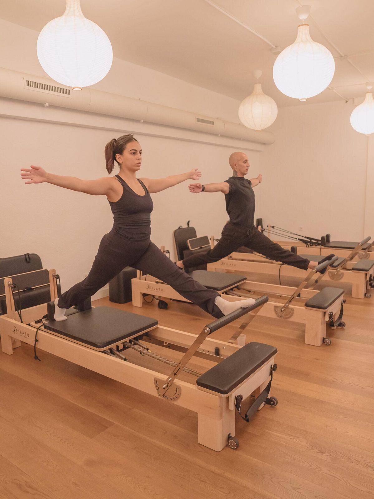 Ejercicio de pie sobre el reformer en una clase de Pinar Pilates