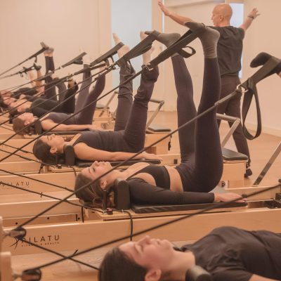 Clase de pilates en maquina reformer. Estudio de pilates madrid.