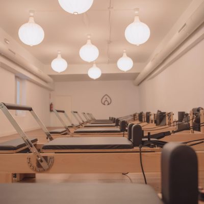 Sala de pilates reformer con iluminación cálida en Pinar Pilates